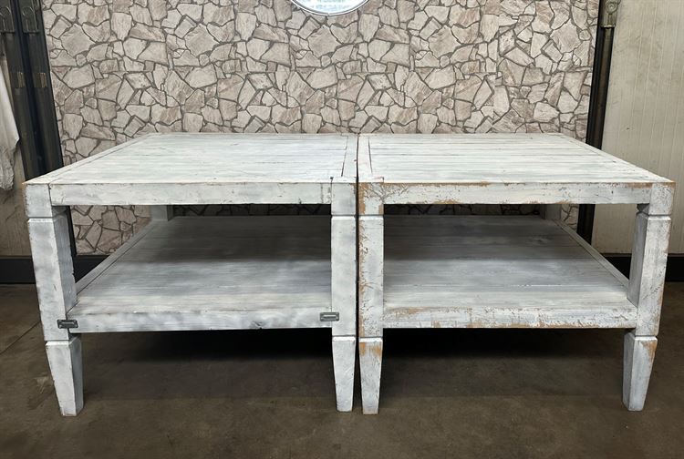 Tavolo bianco in legno da showroom