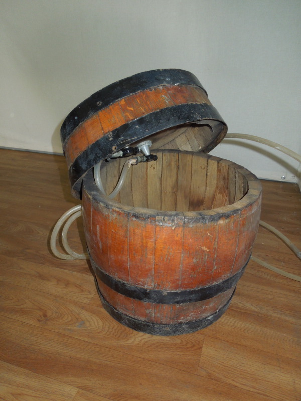 Botte in legno usata con due spillatrici